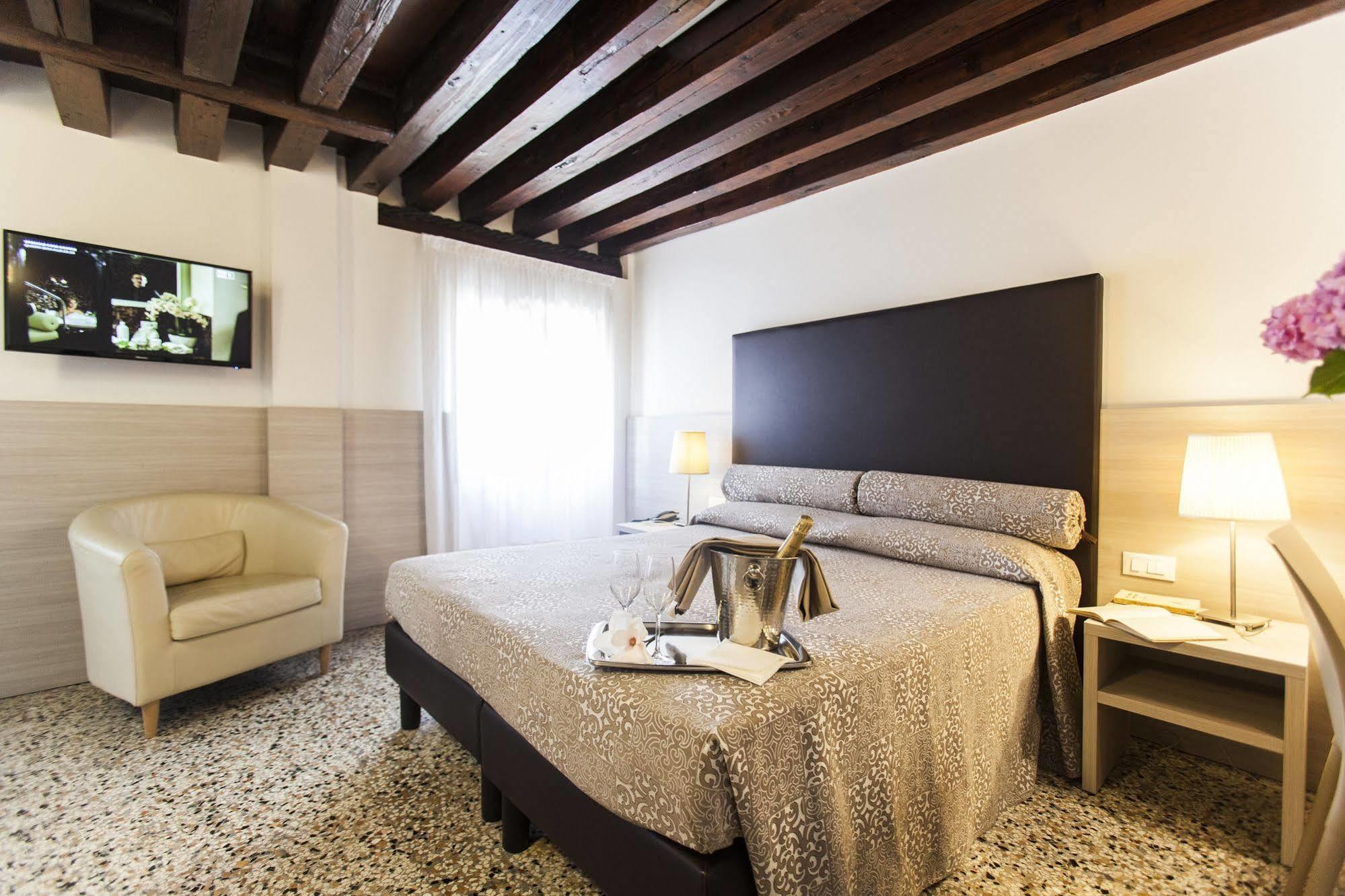 ヴェネツィア フォレステリア レビ Bed & Breakfast エクステリア 写真